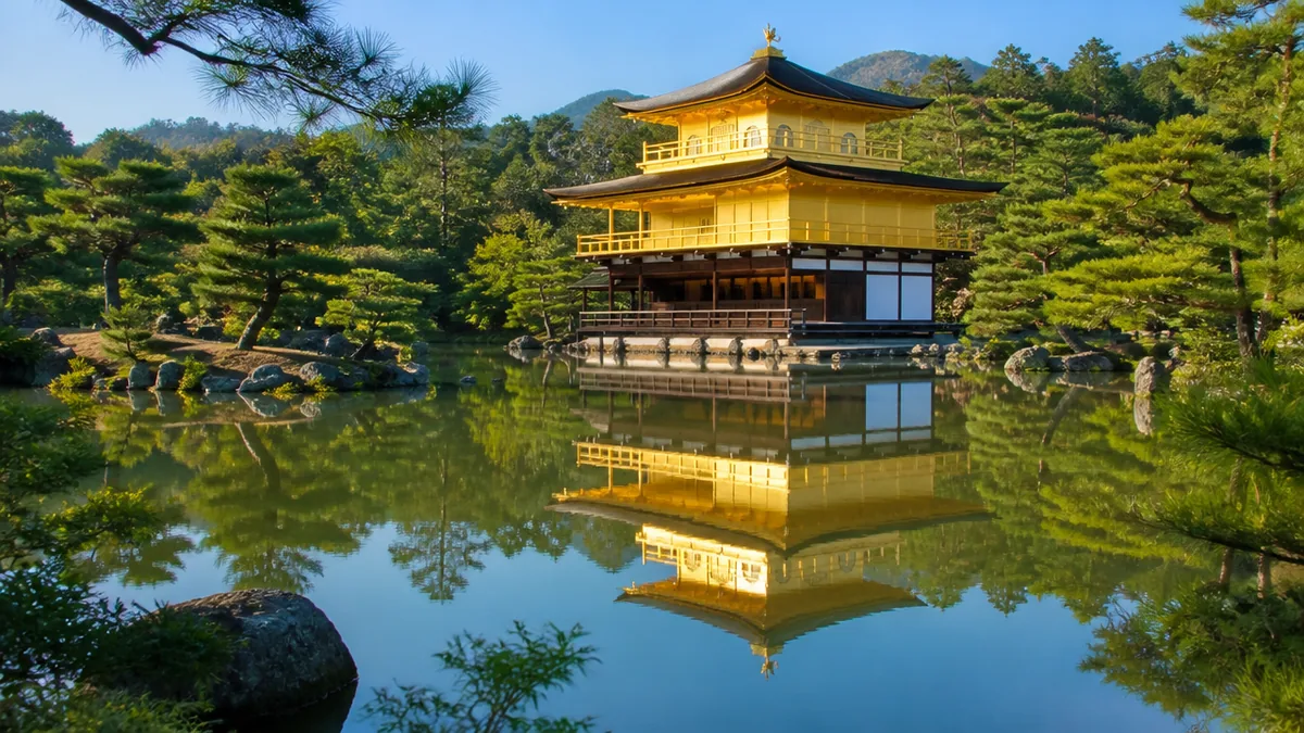 逆さ金閣寺とは？約6,600㎡の鏡湖池が水鏡になる仕組みの解説画像