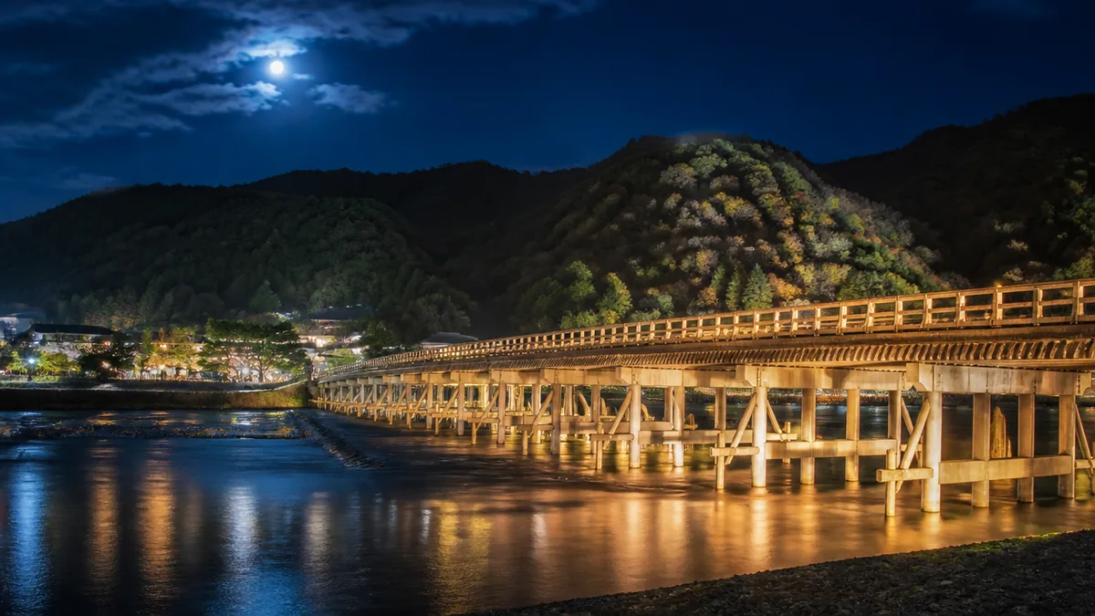渡月橋 夜はいつでもライトアップされている？期間限定と「普段の夜」の違いの解説画像