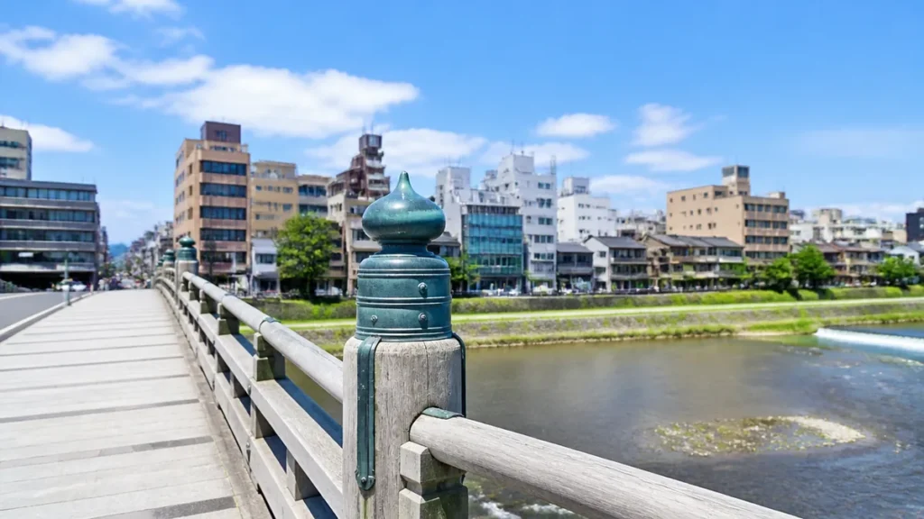 祇園四条から河原町は四条大橋を歩いて渡る｜市バス207系統230円と阪急への乗り換えのアイキャッチ画像