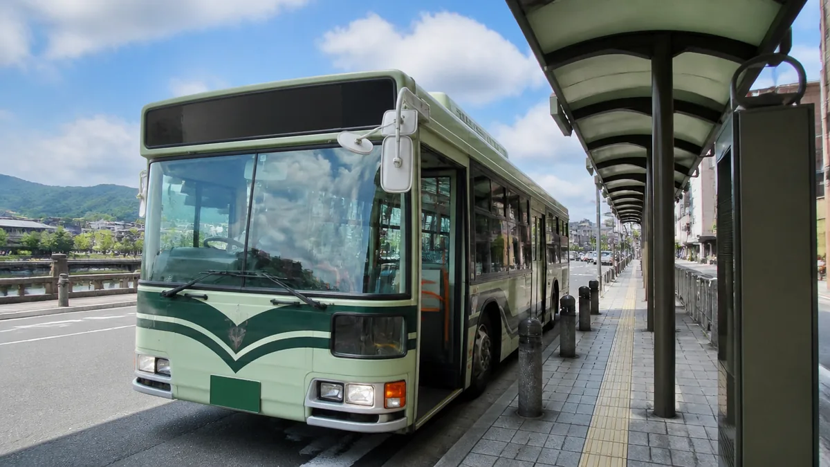 市バス207号系統で移動する場合の乗り方と230円の運賃の解説画像