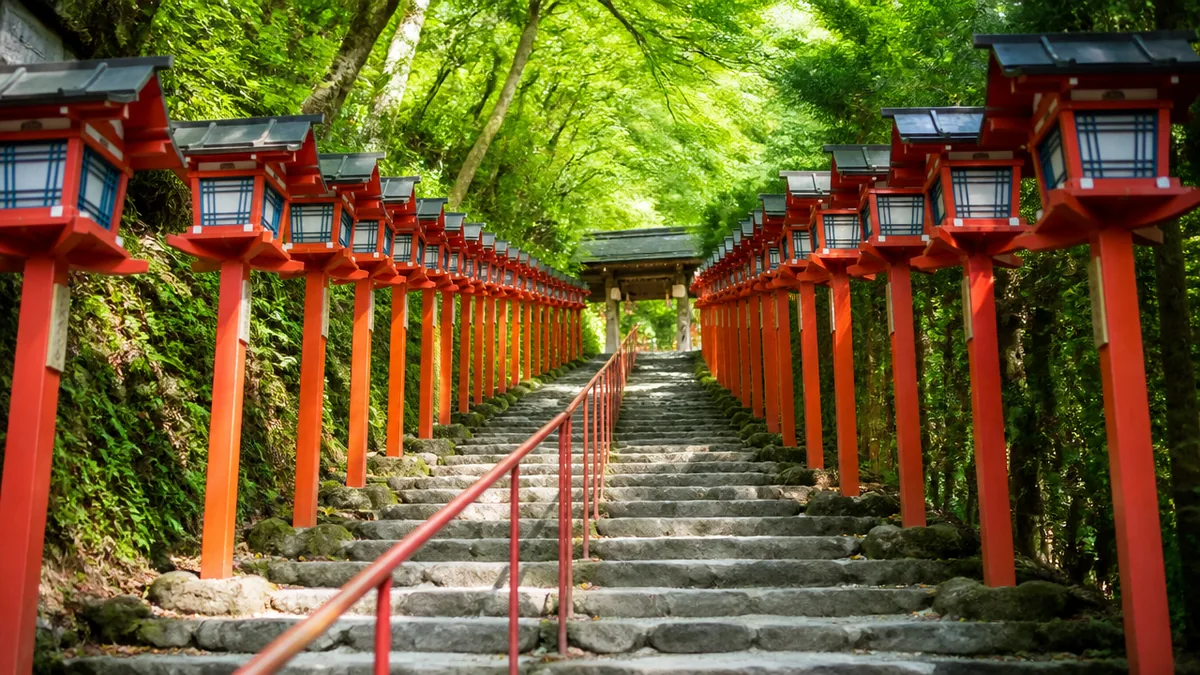 鞍馬寺の山内はどう登る？九十九折参道とケーブルの分かれ道の解説画像