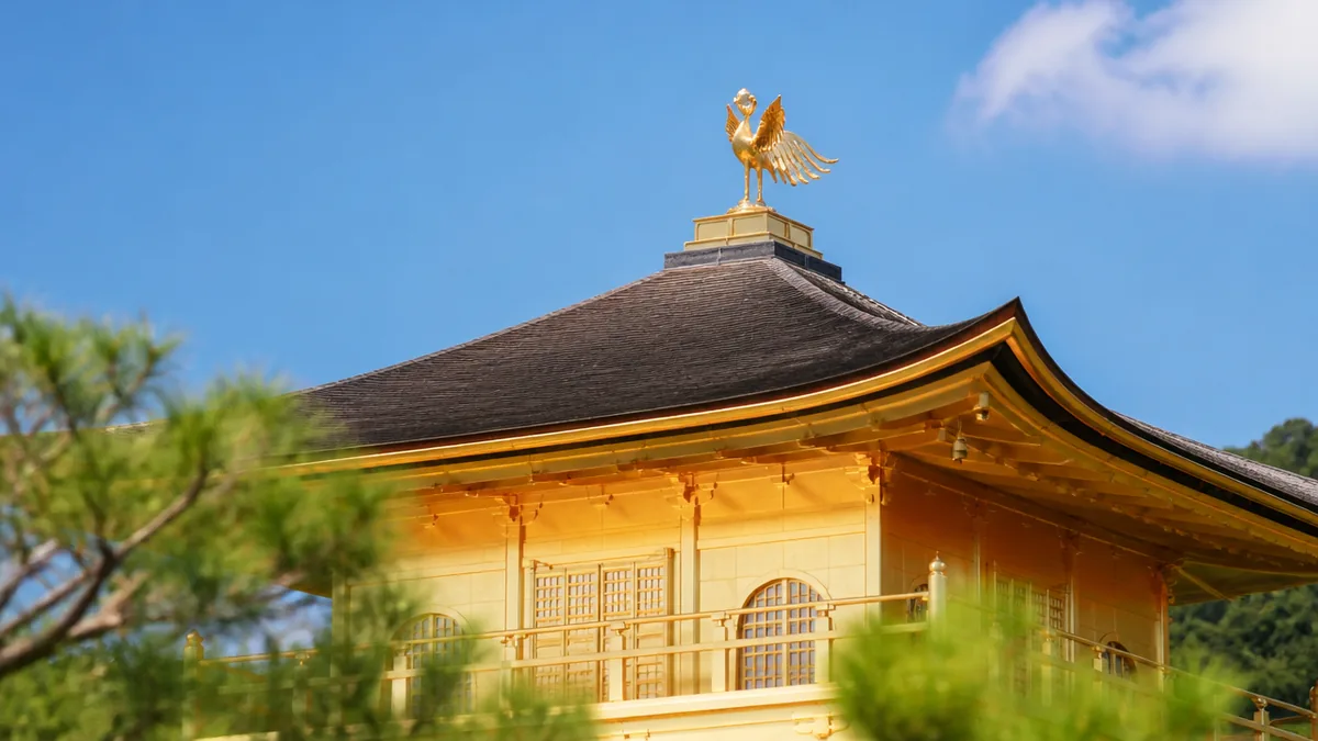 金閣寺の鳳凰はどこにいる？屋根の頂で輝く金色の鳥の正体の解説画像