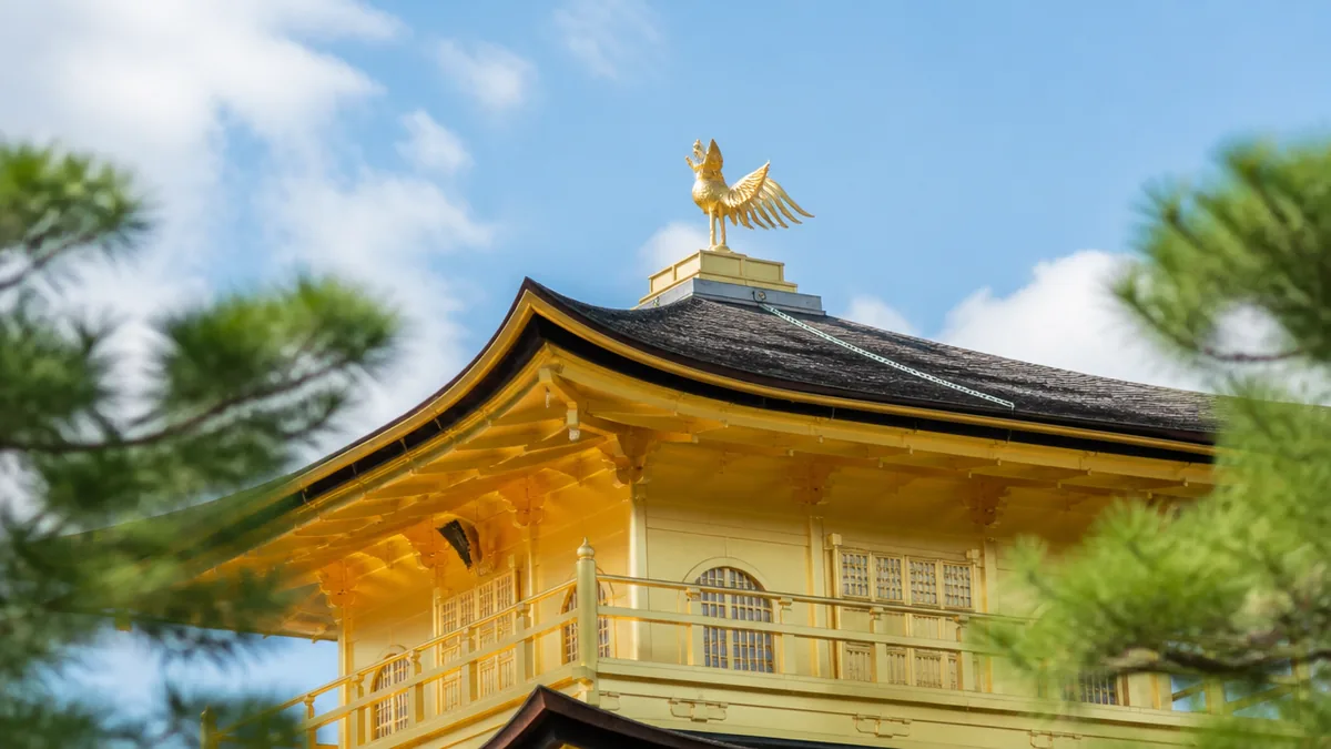 屋根の上の鳳凰をきれいに見るための立ち位置と時間帯の解説画像